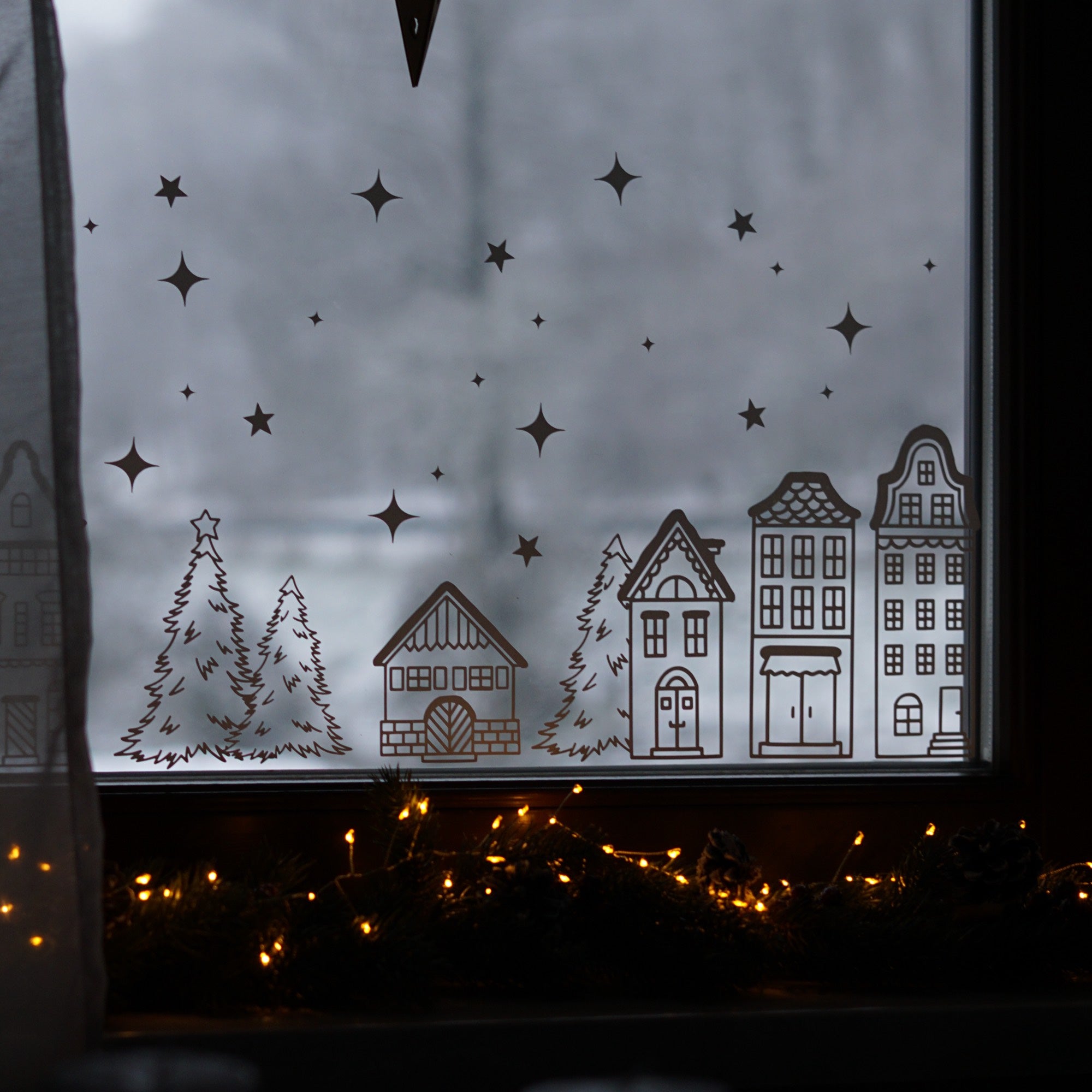 Plotterdatei SVG Winterlandschaft – skandinavische Häuserreihe mit Tannen & Sternen im Line Art Stil. Perfekt als Fensterbild Weihnachten oder Winterdeko, inklusive PDF-Vorlage zum Nachzeichnen.