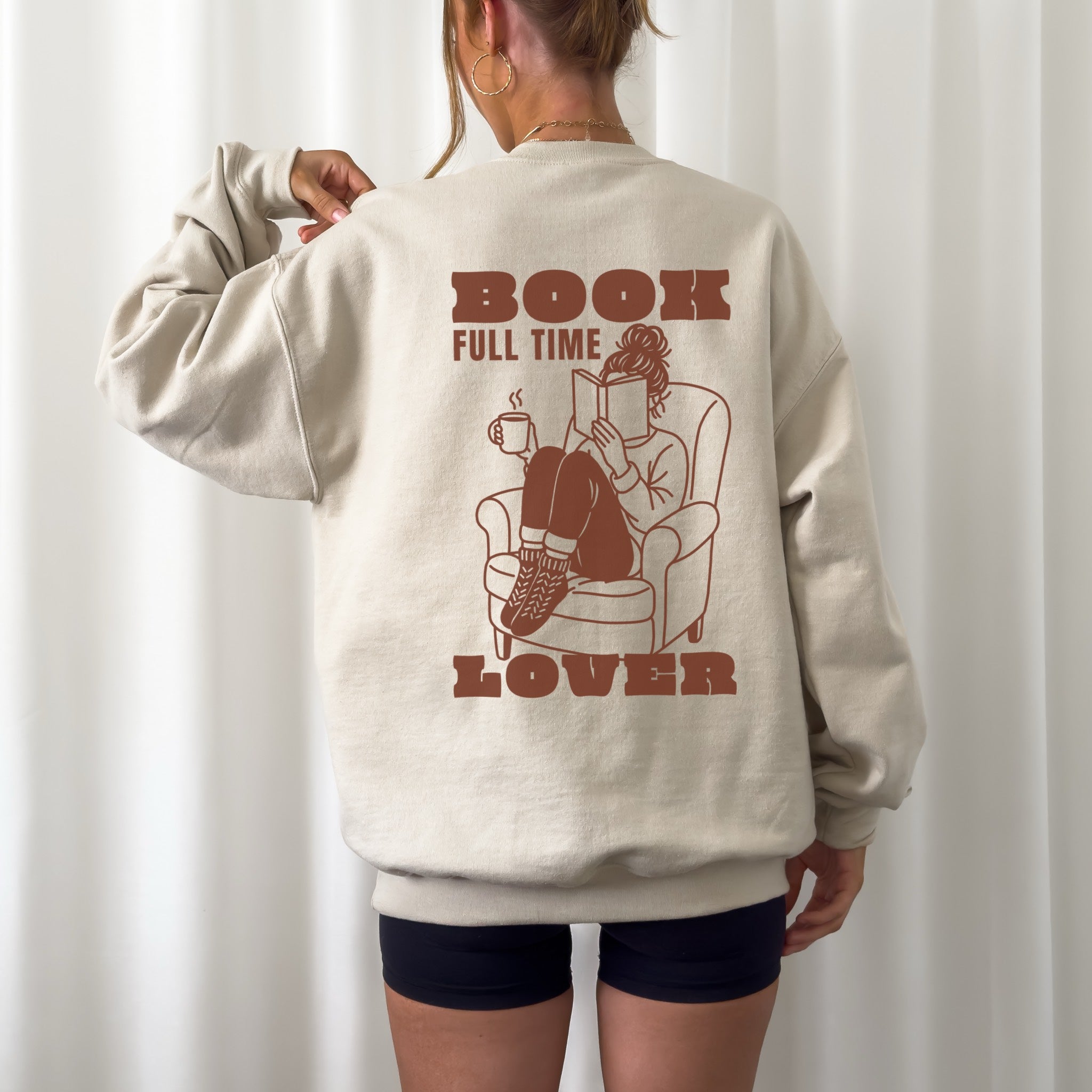 Plotterdatei Book Lover – Frau mit Buch und Tasse in Line Art Illustration, moderner Retro-Schriftzug für Sweater & DIY-Projekte.