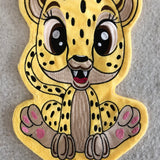 ITH Plüschtier „Gepard Milly“ | Für 16x26 Rahmen | In-the-Hoop Plushie | Stickdatei | Embroidery Design | alle Formate | Sofort-Download