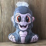 ITH Plüschtier „Gorilla Bruno“ | Für 16x26 Rahmen | In-the-Hoop Plushie | Stickdatei | Embroidery Design | alle Formate | Sofort-Download