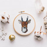 Reh Stickdatei – liebevolles Waldbewohner-Motiv für Kleidung & Geschenke - Sewando