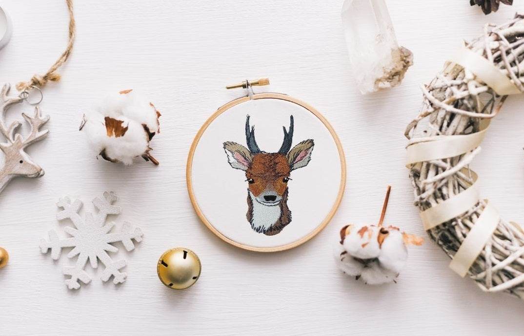 Reh Stickdatei – liebevolles Waldbewohner-Motiv für Kleidung & Geschenke - Sewando