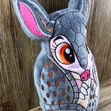 ITH Plüschtier „Gürteltier Schorsch“ | Für 16x26 Rahmen | In-the-Hoop Plushie | Stickdatei | Embroidery Design | Sofort-Download