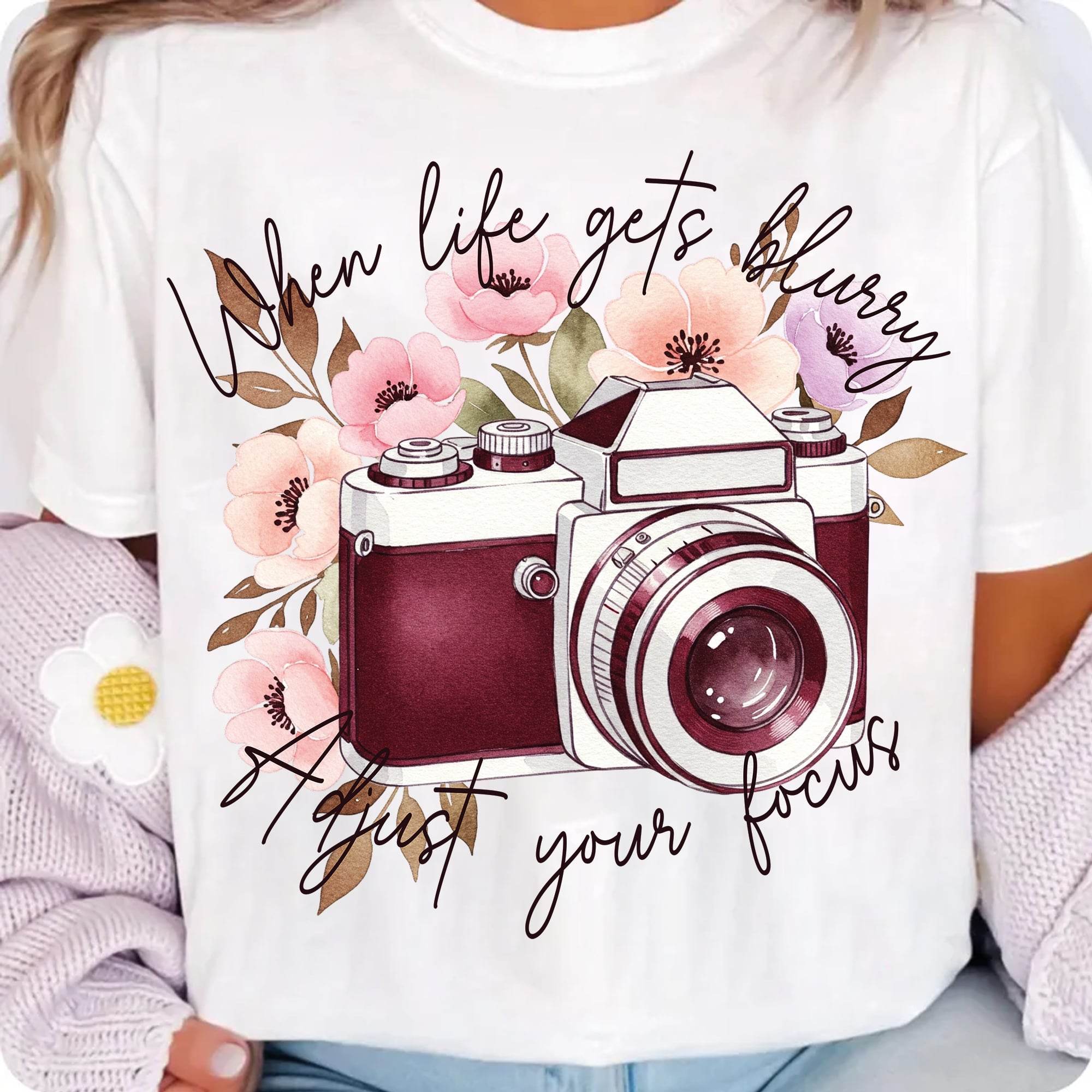 When Life Gets Blurry – Kamera & Blumen Bügelbild (1 PNG) - Sewando
