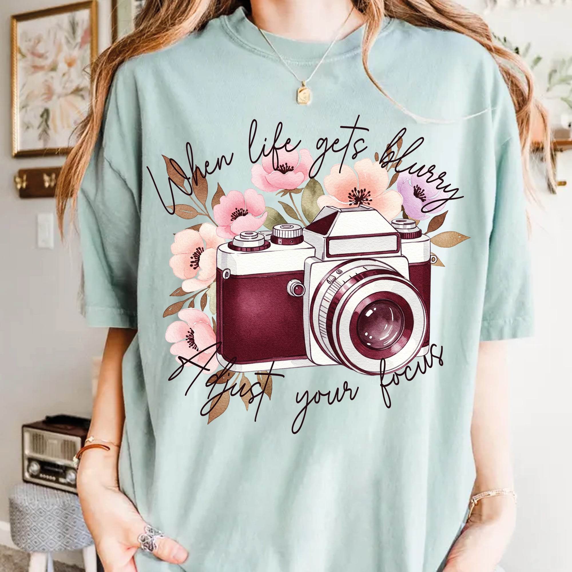 When Life Gets Blurry – Kamera & Blumen Bügelbild (1 PNG) - Sewando