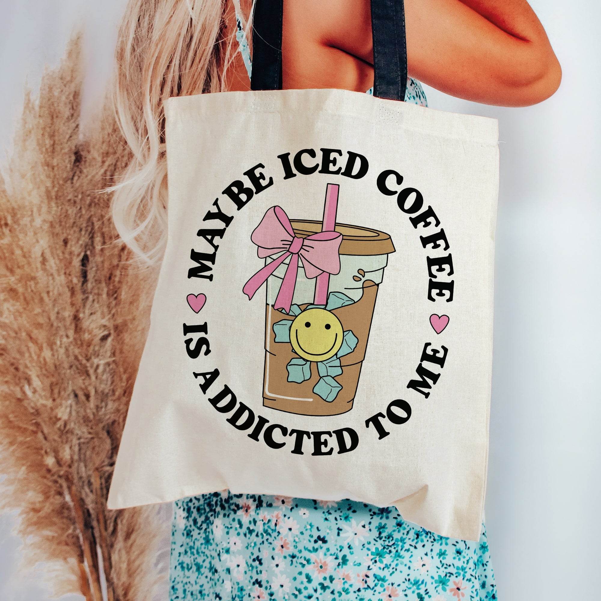 Iced Coffee SVG & PNG – Lustiges Statement-Design mit Schleife & Smiley - Sewando