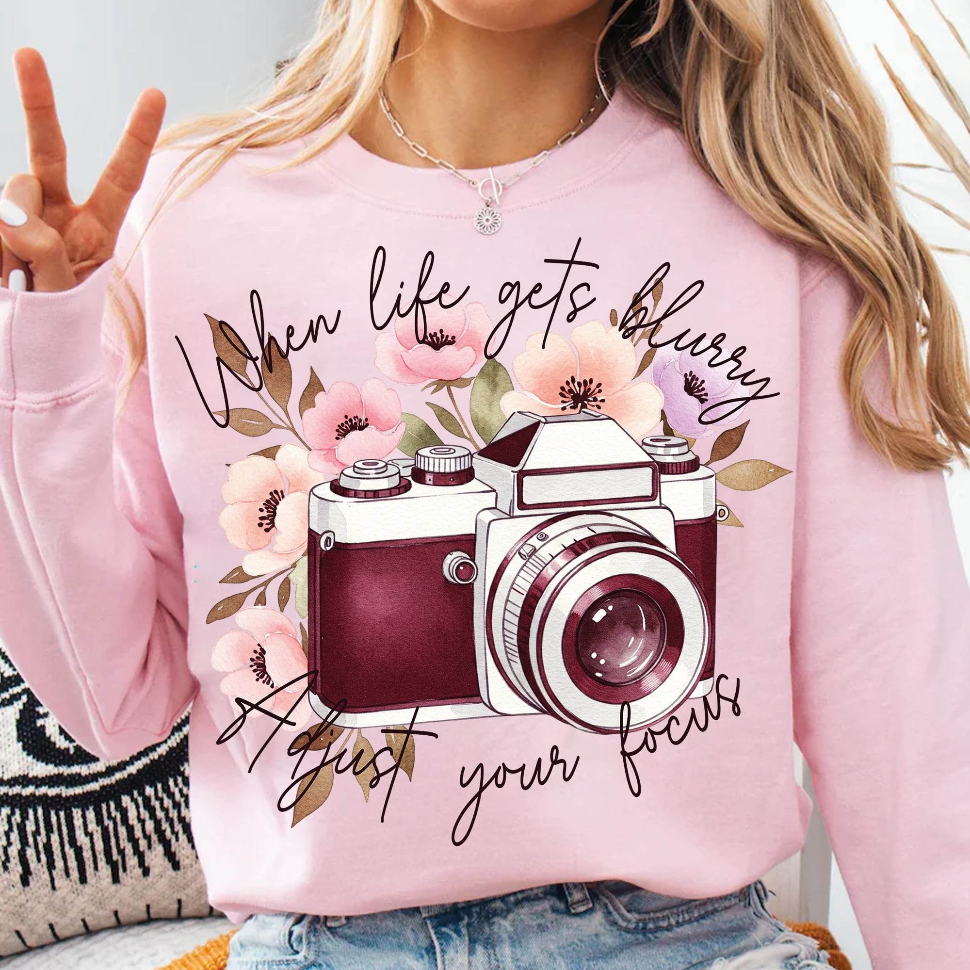 When Life Gets Blurry – Kamera & Blumen Bügelbild (1 PNG) - Sewando