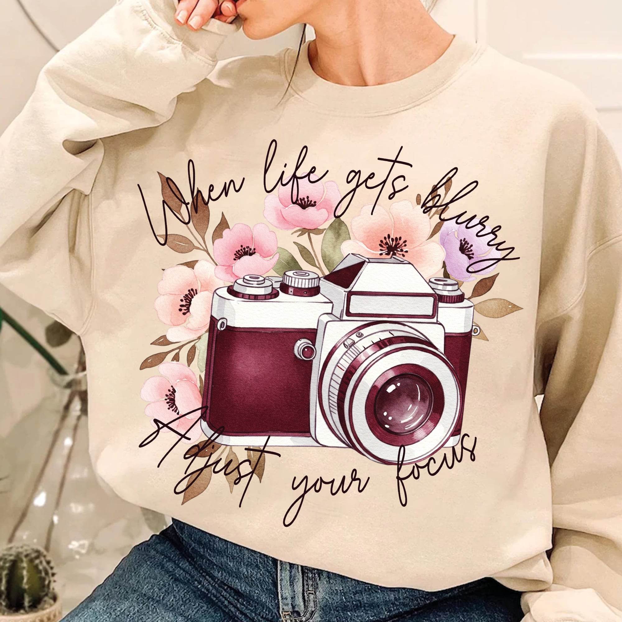 When Life Gets Blurry – Kamera & Blumen Bügelbild (1 PNG) - Sewando