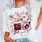 When Life Gets Blurry – Kamera & Blumen Bügelbild (1 PNG) - Sewando