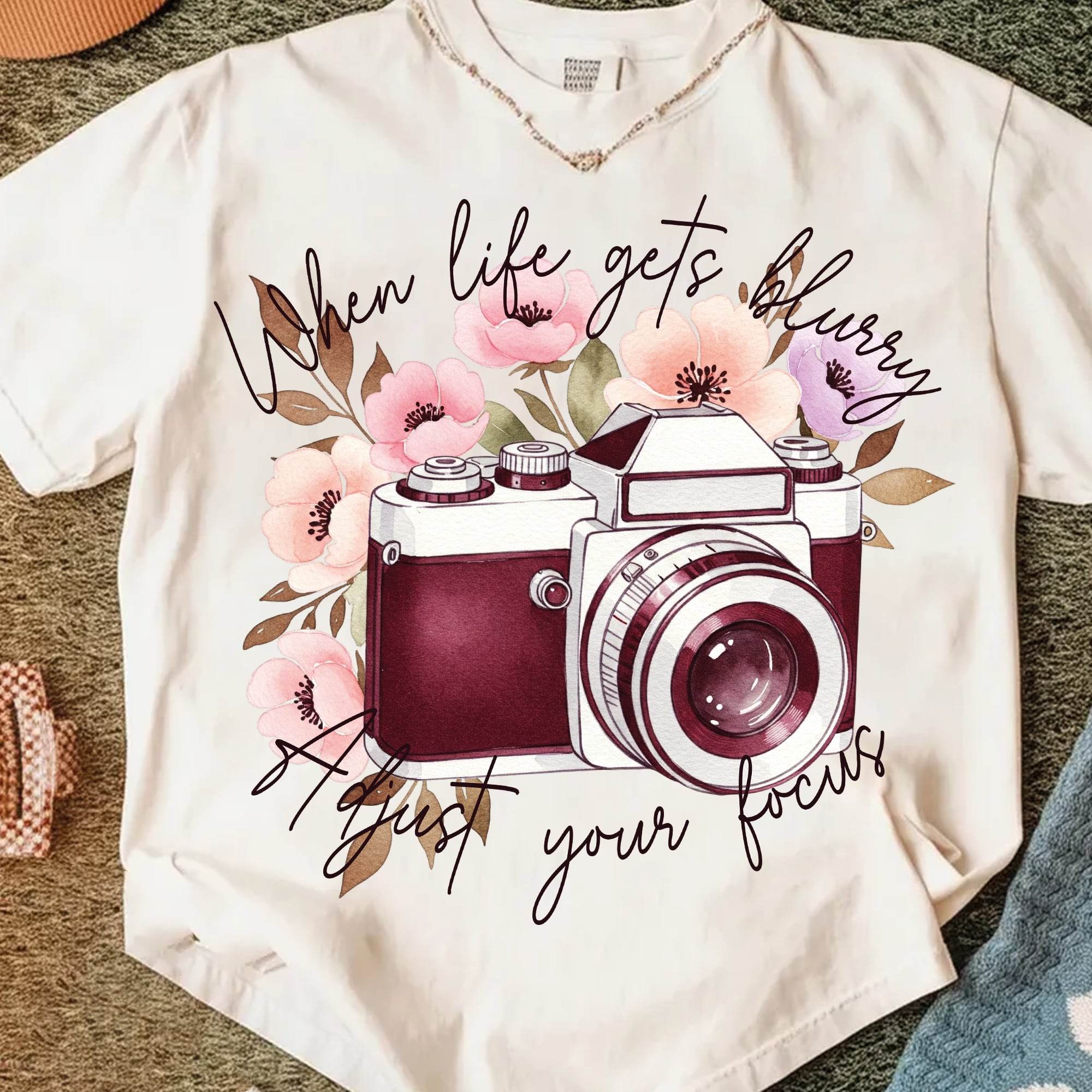 When Life Gets Blurry – Kamera & Blumen Bügelbild (1 PNG) - Sewando
