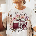 When Life Gets Blurry – Kamera & Blumen Bügelbild (1 PNG) - Sewando