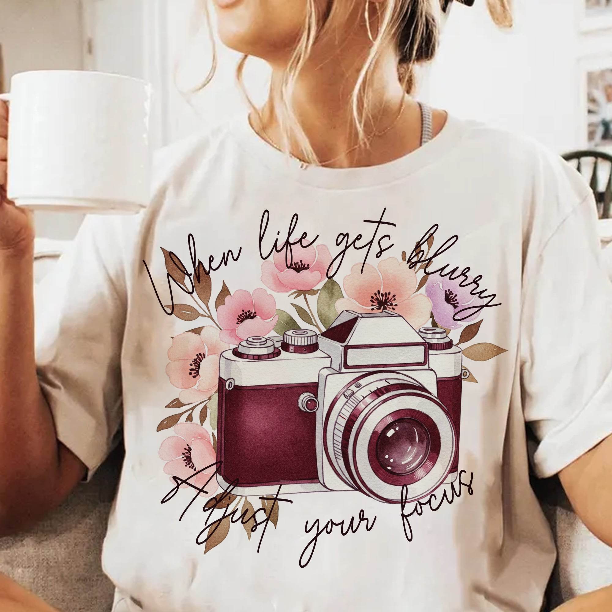 When Life Gets Blurry – Kamera & Blumen Bügelbild (1 PNG) - Sewando