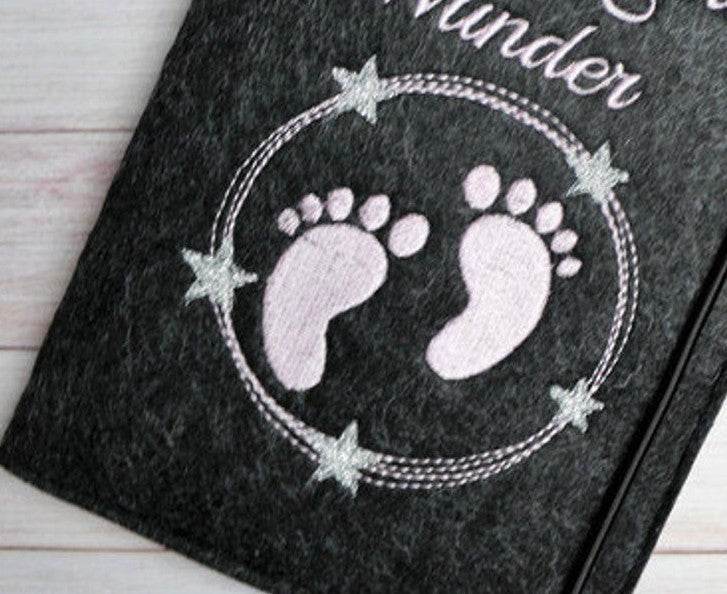Stickdatei Mutterpass U-Heft Babyfüsse Doodle Set 473 - Sewando