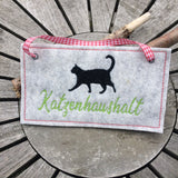 Katzenschild "Katzenhaushalt" Stickdatei ITH 13x18  Applikation Katze Schild Katzen Schilder
