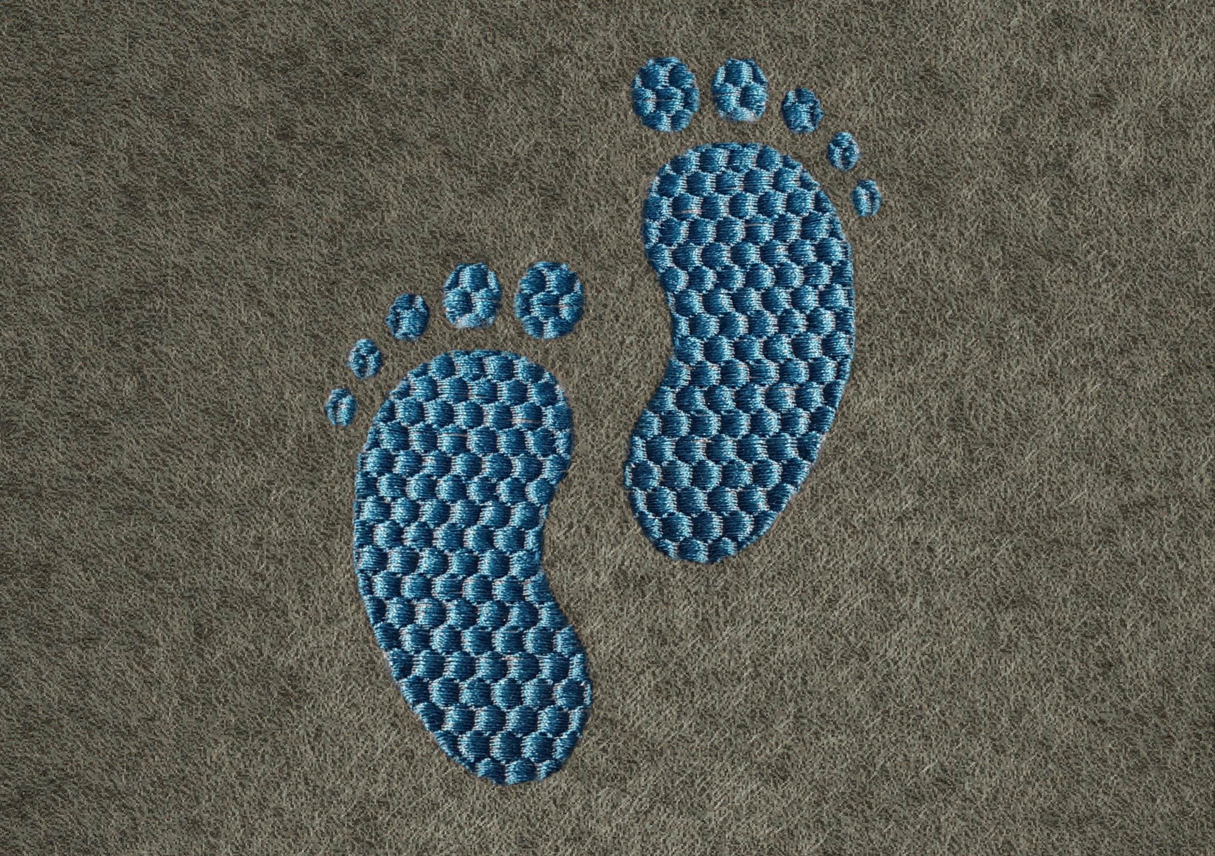 Stickdatei Kleine Füße - zwei Größen, 10x10 und 13x18, Mutterpass, UHeft, Baby, Kind, Fuß - Sewando