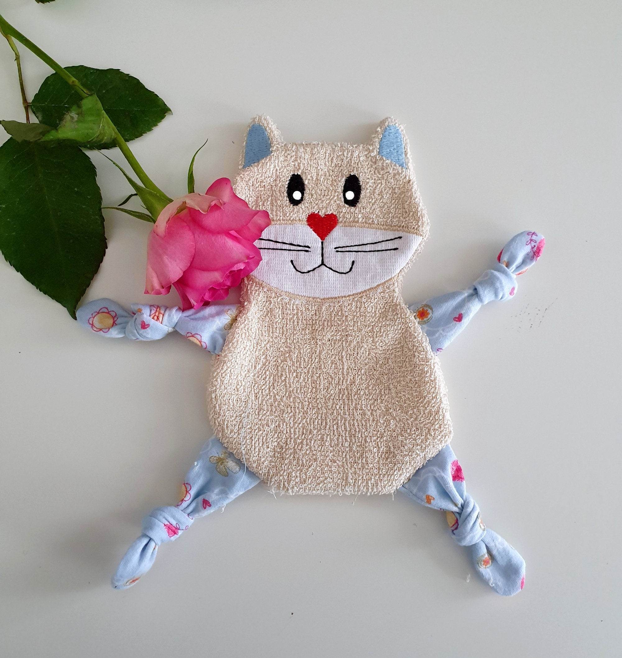 Stickdatei Katze Kuscheltuch ITH drei Größen, Baby Schmusetuch, Kuscheltier - Sewando