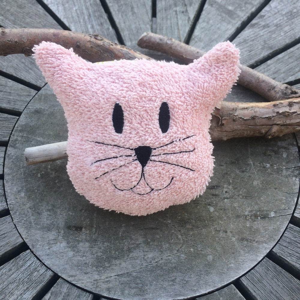 WärmeKissen Katze Stickdatei ITH mit Inlett 13x18 16x26 24x36 20x20 Kirschkernkissen Dinkelkissen Wärmekissen VL2 - Sewando