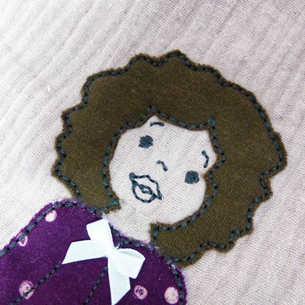 Stickdatei Mädchen mit Locken, Applikation in zwei Größen, 10 cm x 10 cm und 13 cm x 18 cm - Sewando