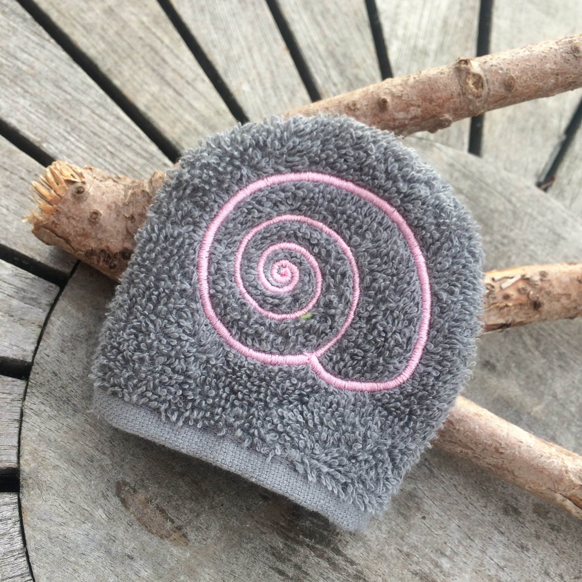 Schneckenhaus-Waschlappen Stickdatei ITH 10x10 Schnecke Waschhandschuh Muschel maritim Strand Garten - Sewando
