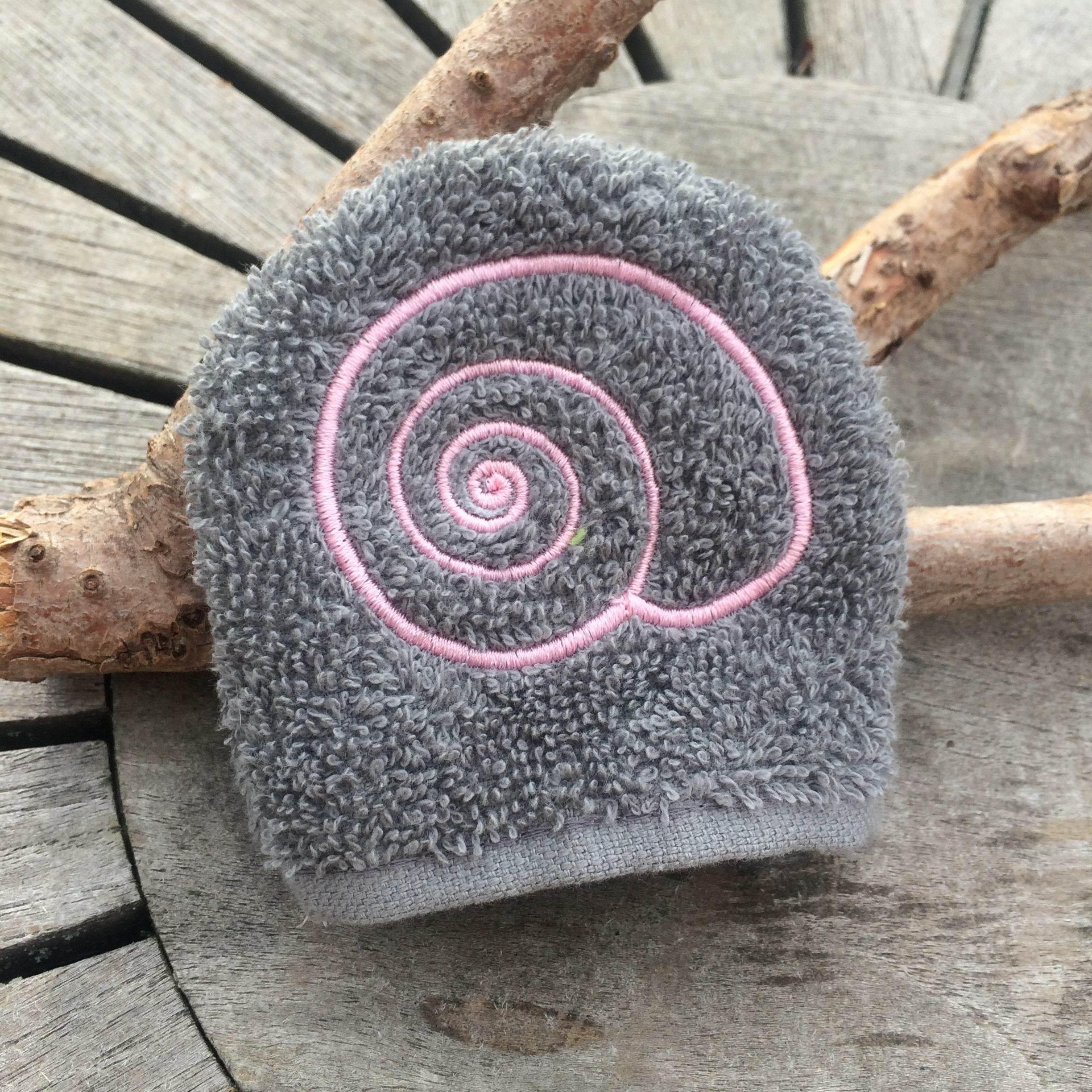Schneckenhaus-Waschlappen Stickdatei ITH 10x10 Schnecke Waschhandschuh Muschel maritim Strand Garten - Sewando