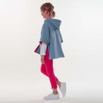 Schnittmuster Set für Poncho und Hose in stilvollem Kinder-Outfit mit Kapuze und pinker Hose