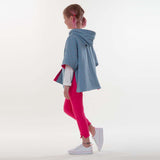 Schnittmuster Set für Poncho und Hose in stilvollem Kinder-Outfit mit Kapuze und pinker Hose