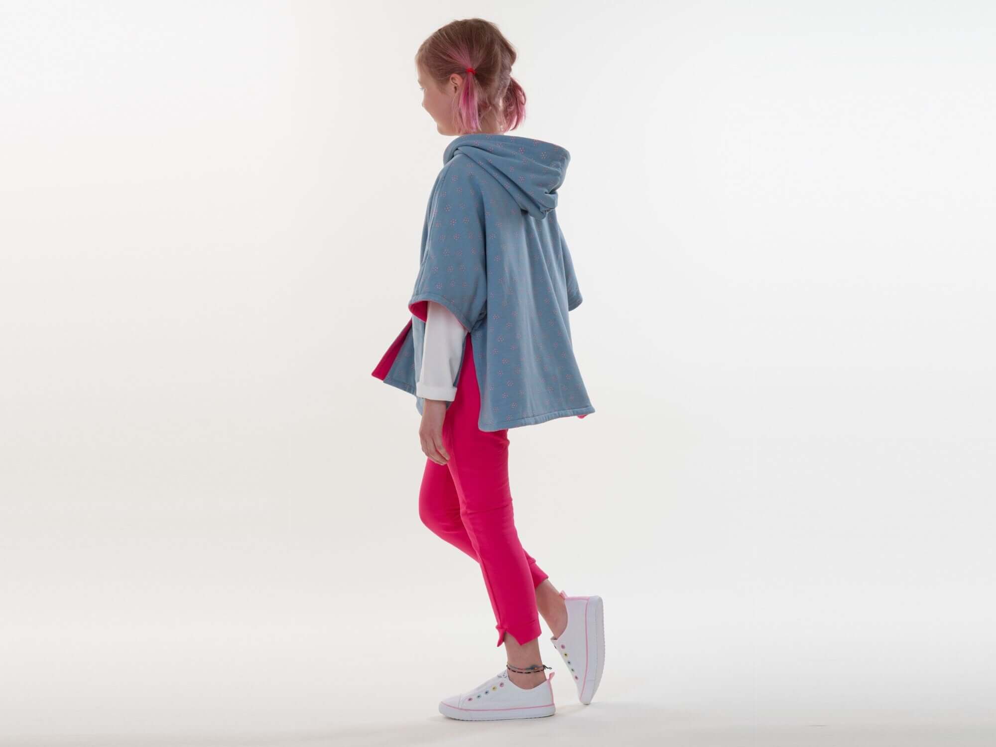 Schnittmuster Set für Poncho und Hose in stilvollem Kinder-Outfit mit Kapuze und pinker Hose