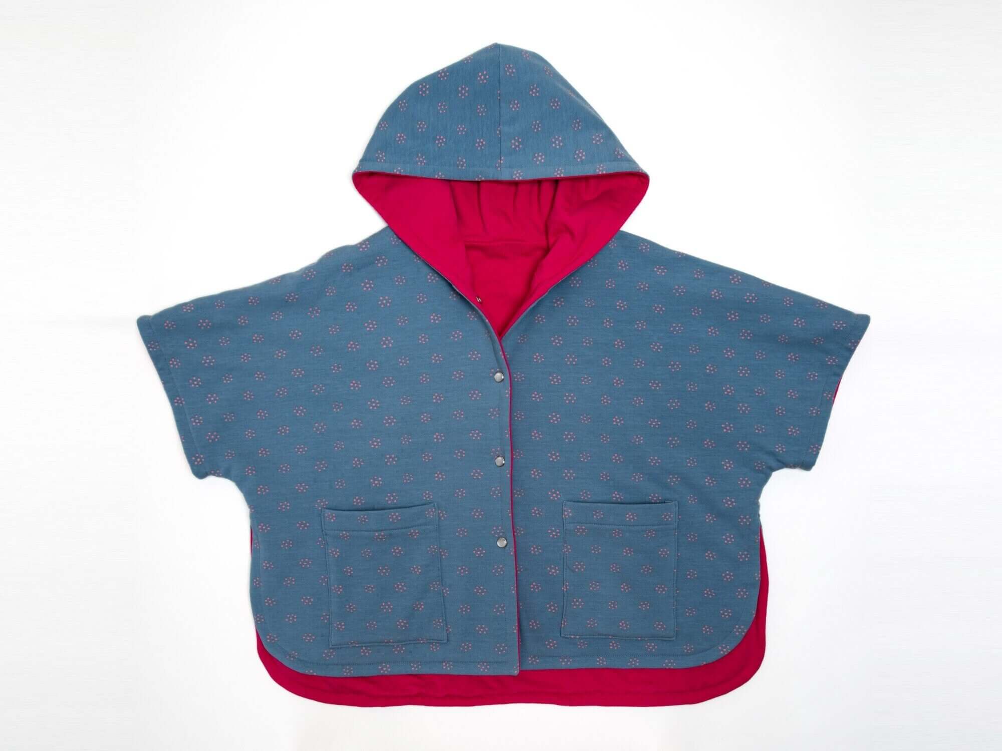 Schnittmuster Set PAULA DADO Poncho mit Kapuze in Blau und Rot, ideal für Kinder, digitales PDF-Schnittmuster.