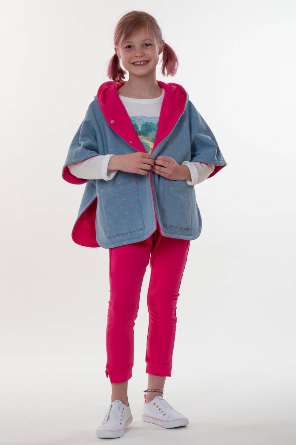 Schnittmuster Mädchen Poncho PAULA, Kinderponcho mit Kapuze in Blau und Pink, Kleidungsstück für Kinder.