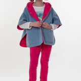 Schnittmuster Mädchen Poncho PAULA, Kinderponcho mit Kapuze in Blau und Pink, Kleidungsstück für Kinder.
