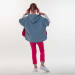Schnittmuster Set PAULA DADO Poncho mit Kapuze und Jogginghose in Denimblau und Pink für Kinder.