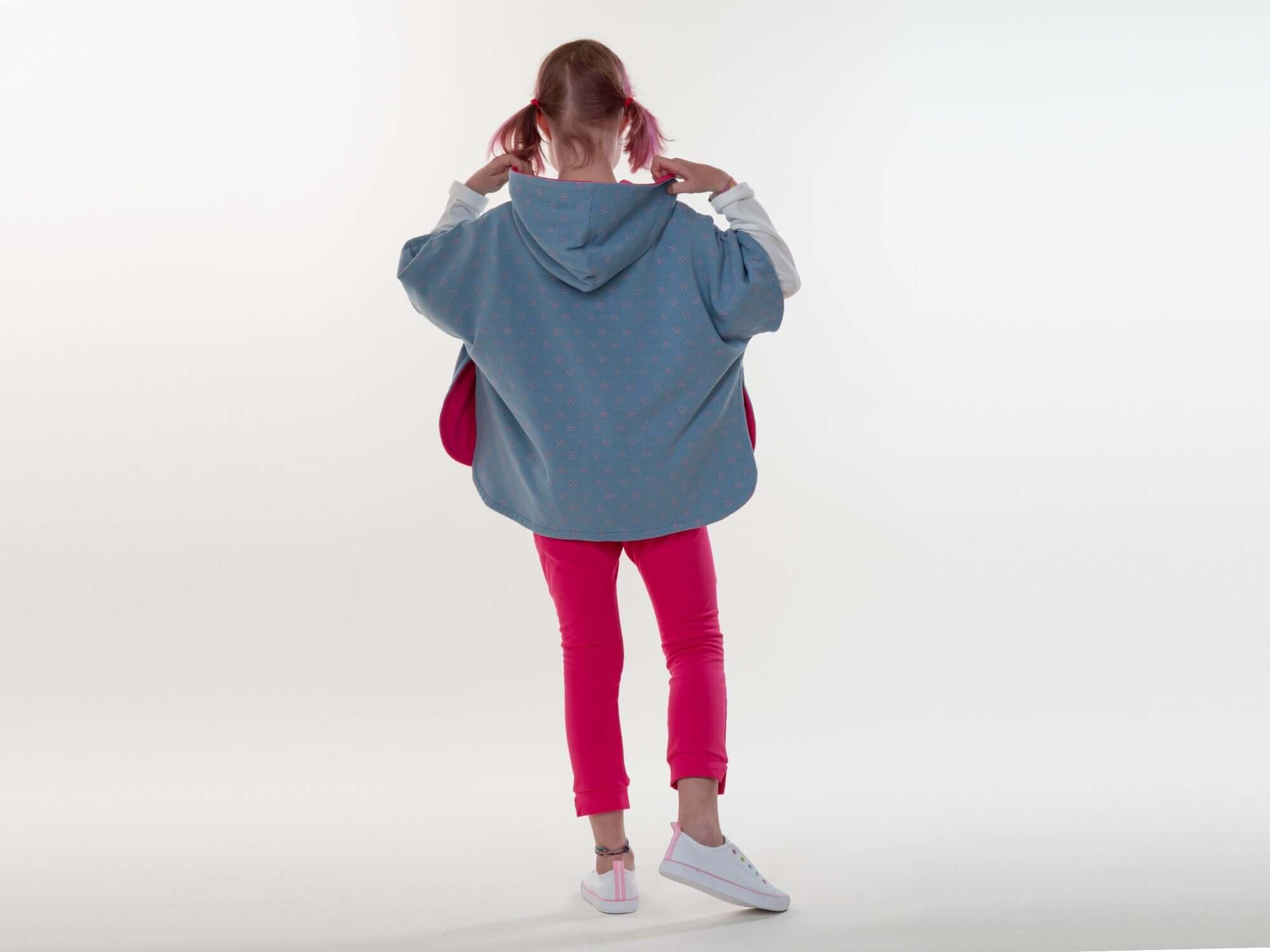 Schnittmuster Set PAULA DADO Poncho mit Kapuze und Jogginghose in Denimblau und Pink für Kinder.