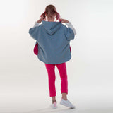Schnittmuster Set PAULA DADO Poncho mit Kapuze und Jogginghose in Denimblau und Pink für Kinder.
