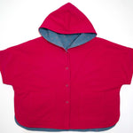 Schnittmuster Set PAULA DADO Poncho in leuchtendem Rot mit Kapuze und Taschen, ideal für Kinderoutfits.