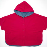 Schnittmuster Set PAULA DADO Poncho in leuchtendem Rot mit Kapuze und Taschen, ideal für Kinderoutfits.