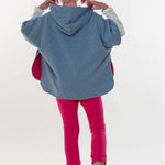 Schnittmuster Mädchen Poncho PAULA in blauem gepunktetem Design mit Kapuze, für Kinder, Rückansicht.