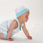 Schnittmuster Baby-Overall & Mütze PDF 2-in-1, Baby in floral outfit und Mütze, Anleitung im Hintergrund.
