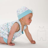 Schnittmuster Baby-Overall & Mütze PDF 2-in-1, Baby in floral outfit und Mütze, Anleitung im Hintergrund.
