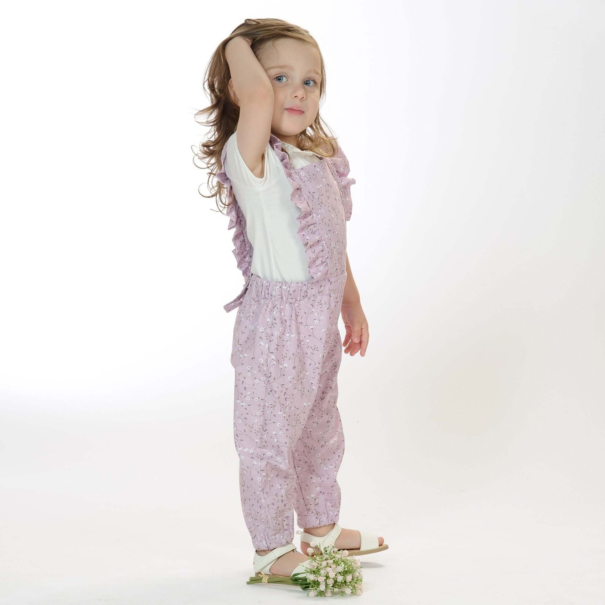 Schnittmuster Latzhose DAISY in rosa mit Rüschen für Kinder, Größen 68/74-116/122, digitaler Schnittmuster-Download.