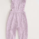 Schnittmuster Latzhose DAISY in zartem Lila mit Rüschen, ideal für Kindergröße 68/74 bis 116/122.