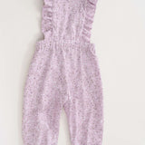 Schnittmuster Latzhose DAISY in zartem Lila mit Rüschen, ideal für Kindergröße 68/74 bis 116/122.