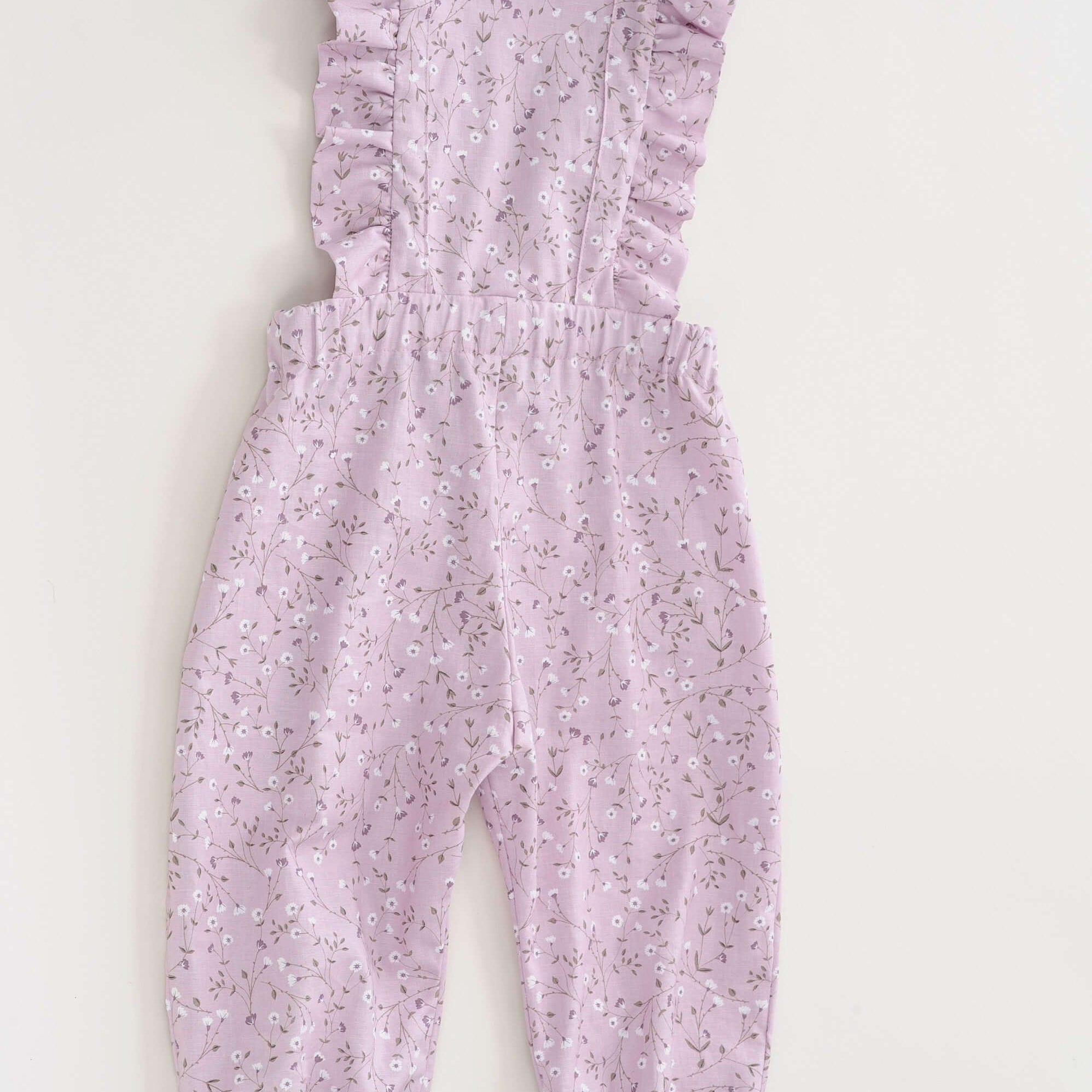 Schnittmuster Latzhose DAISY in zartem Lila mit Rüschen, ideal für Kindergröße 68/74 bis 116/122.