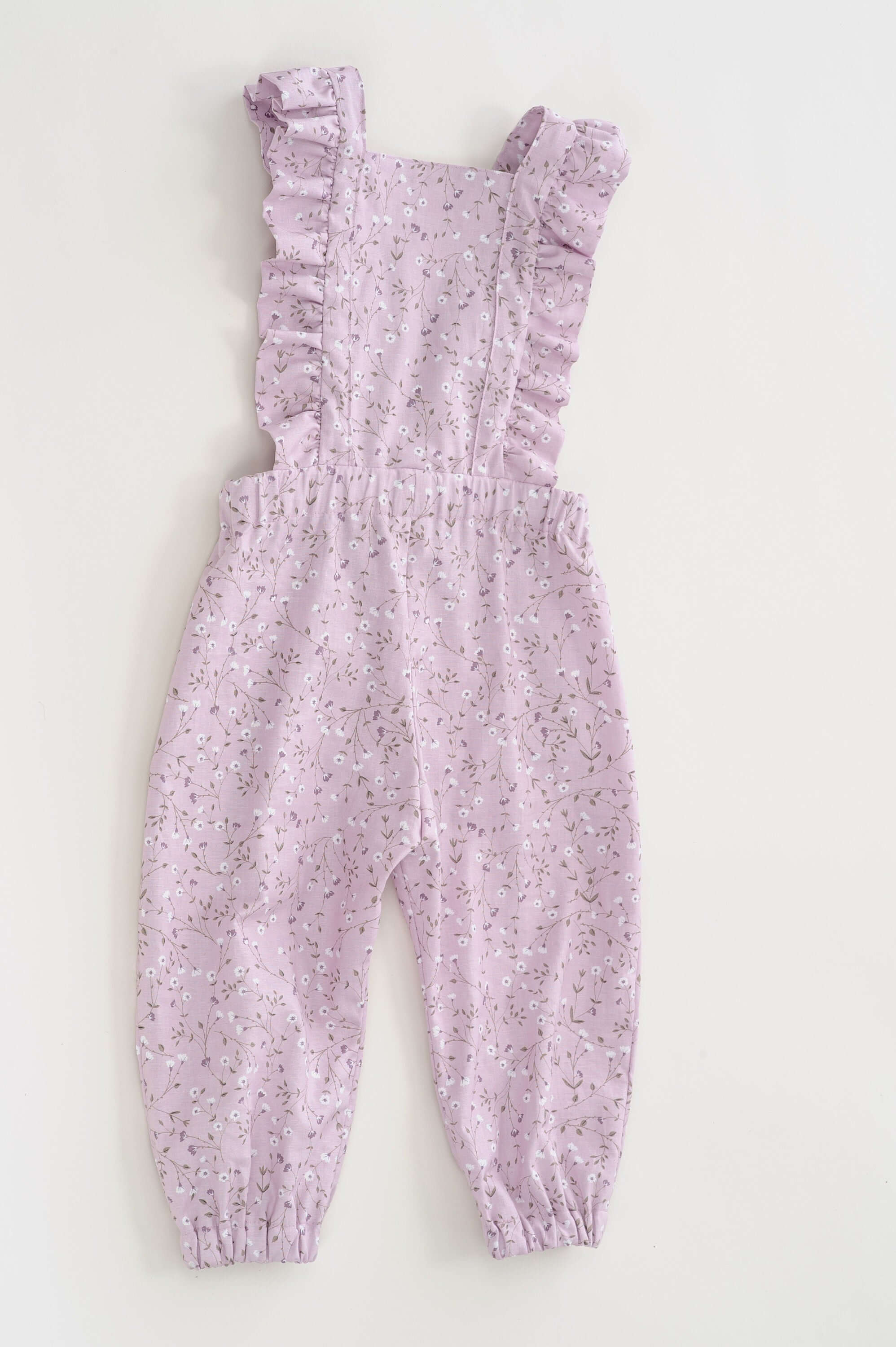 Schnittmuster Latzhose DAISY in zartem Lila mit Rüschen, ideal für Kindergröße 68/74 bis 116/122.