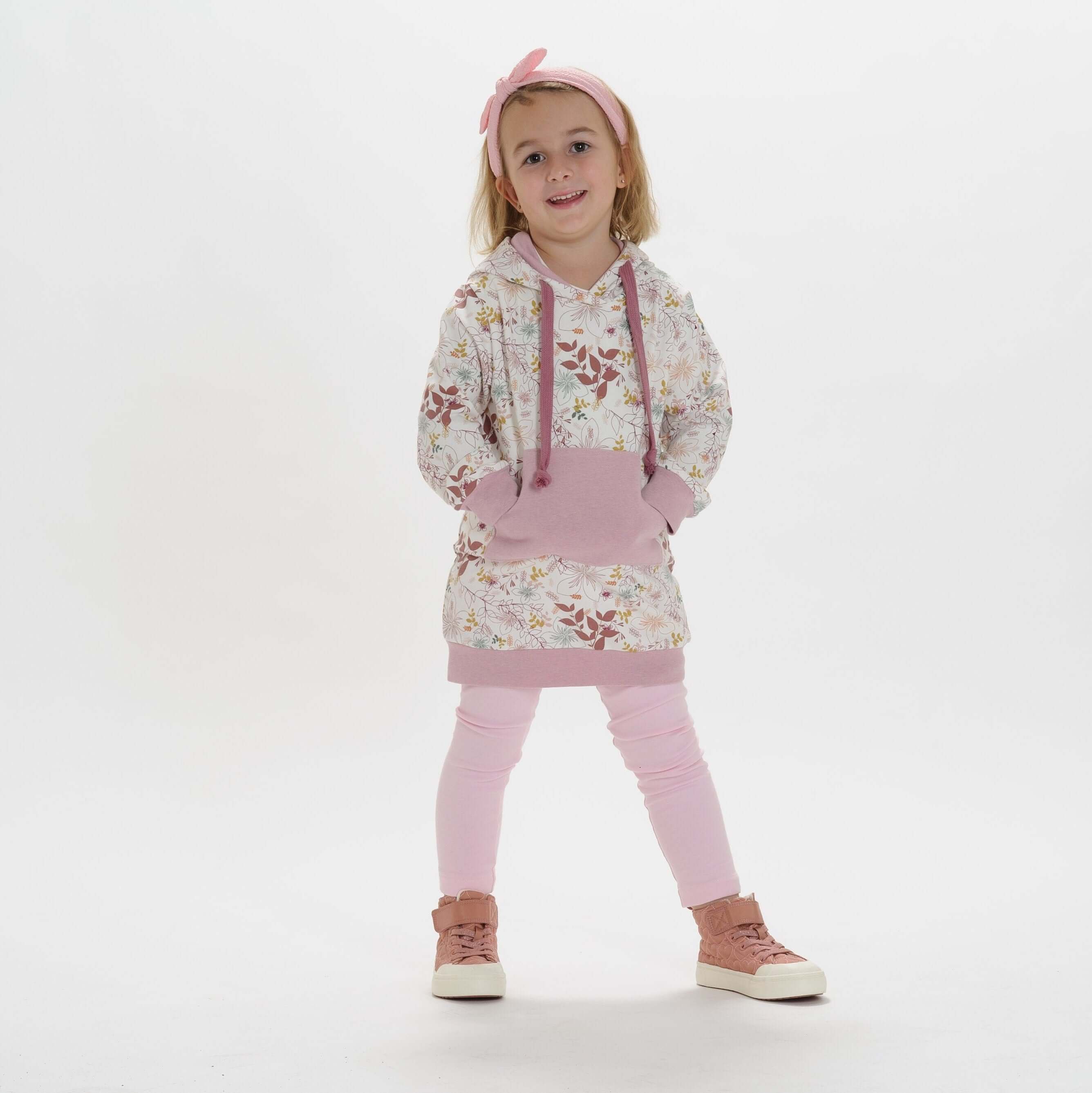 Schnittmuster Hoodie und Leggings ARWEN für Mädchen in Rosa mit Blumenmuster, ideal für handgemachte Kleidung.