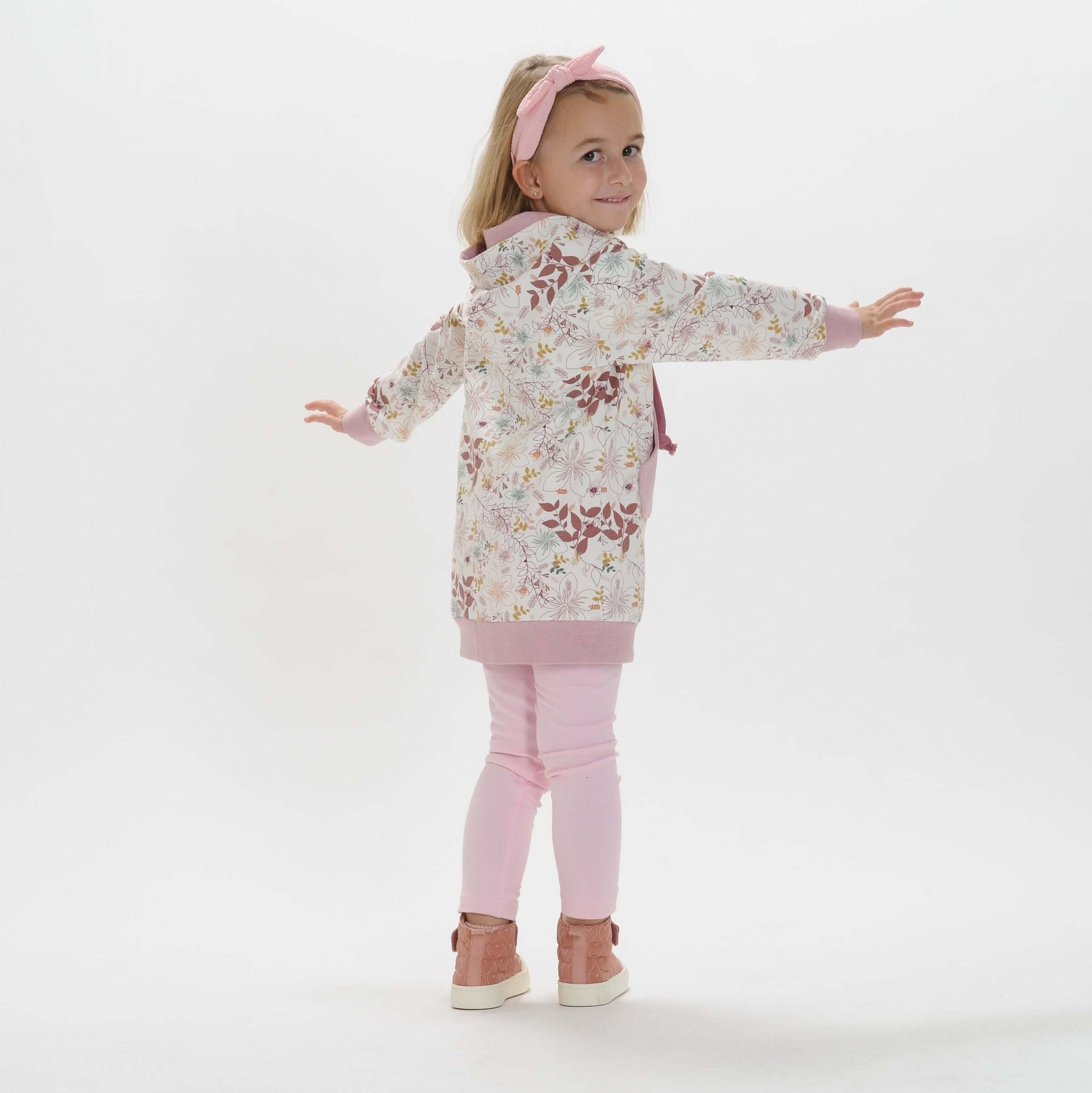 Schnittmuster Hoodie und Leggings ARWEN für Mädchen, gemütlicher Kapuzenpullover und passende Leggings.