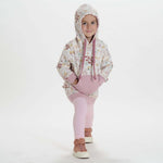 Schnittmuster Hoodie und Leggings ARWEN, modisches Set für Mädchen in hellen Farben und floralem Design.