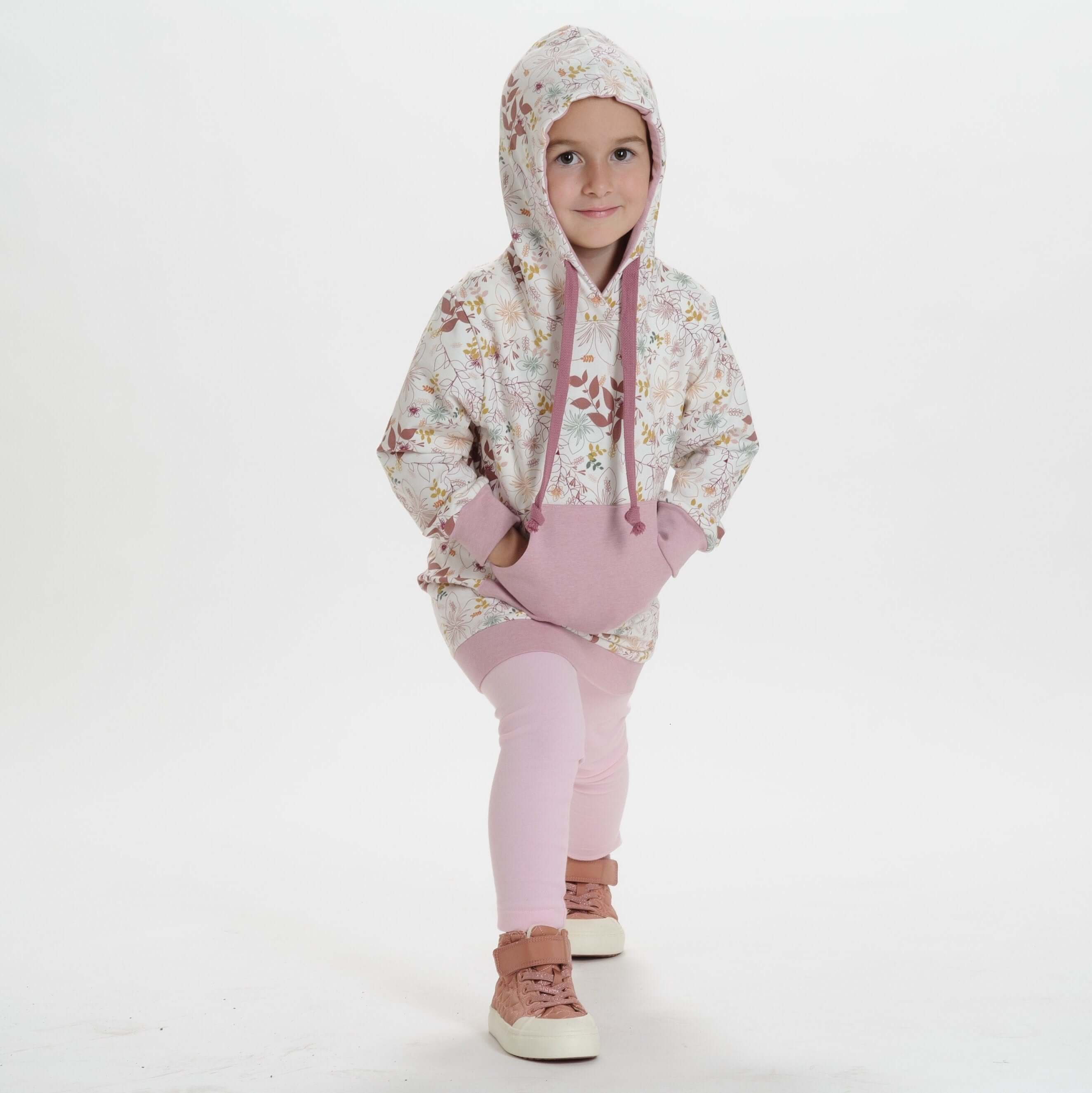 Schnittmuster Hoodie und Leggings ARWEN, modisches Set für Mädchen in hellen Farben und floralem Design.