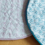 Stickdatei Latz Kragen ITH zwei Größen, 16x26 und 18x30, Baby, Kind, Lätzchen - Sewando