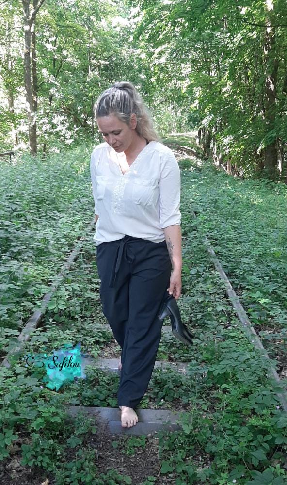 Stylishes Schnittmuster Hose Lexy (Gr. 34-52) mit modernem Schnitt, elastischem Bund und praktischen Tasche - Sewando