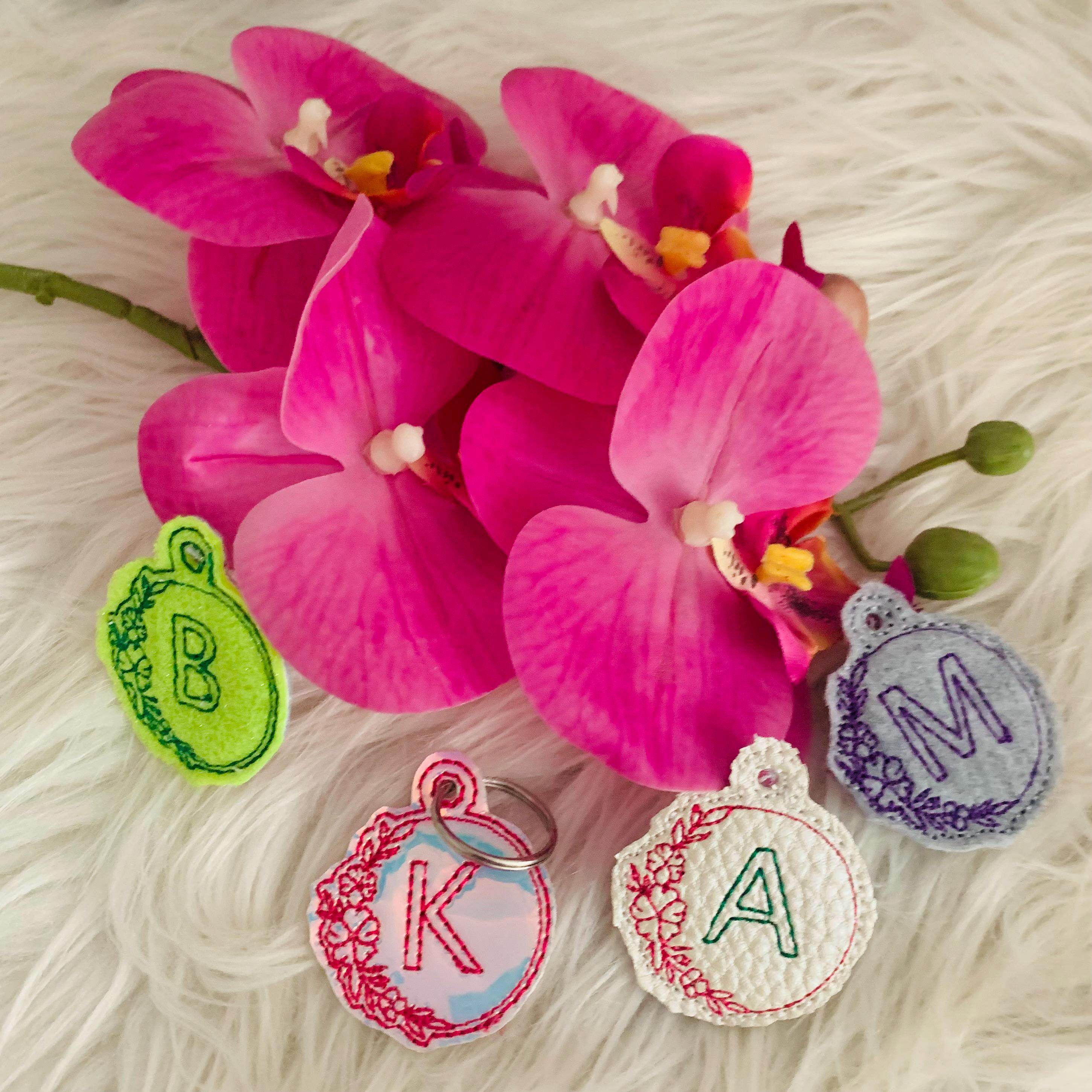 Stickdatei Schlüsselanhänger Buchstaben mit Blumen ABC Set 968 - Sewando
